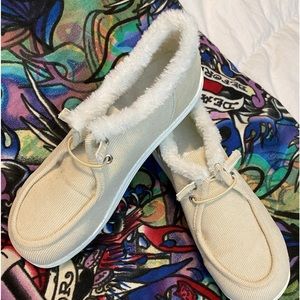 Woman’s NWOT corduroy shoes.